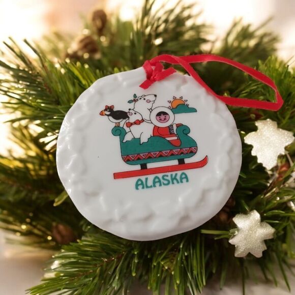 Vintage ALASKA Ceramic Ornament Christmas Eskimo Polar Bear Seal Sled Round 90s. - Picture 8 of 12